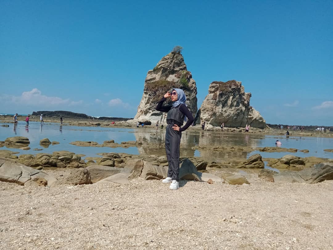 Kegiatan di Pantai Tanjung Layar Kegiatan di Pantai Tanjung Layar